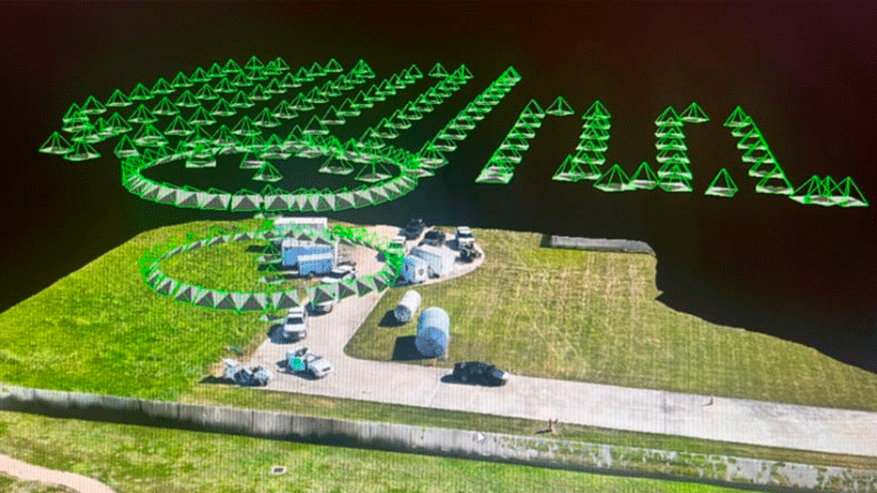 Модель местности, созданная с помощью дрона DJI, с визуализированными орбитальными траекториями съёмки в виде зелёных сеток