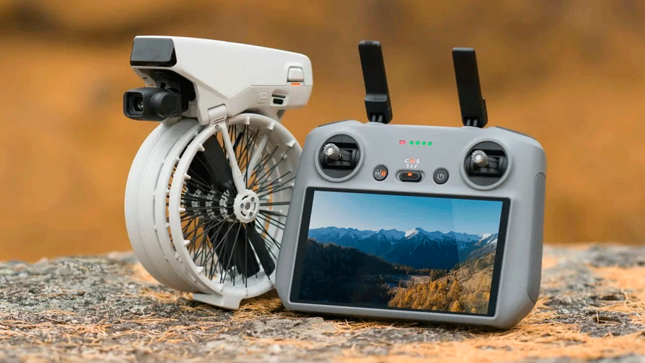 Компактный белый складной дрон DJI Flip с защищенными пропеллерами и его пульт дистанционного управления с экраном, на котором отображается горный пейзаж