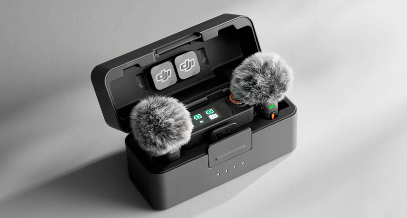DJI Mic 3 в зарядном кейсе с двумя передатчиками, оснащёнными серыми ветрозащитами