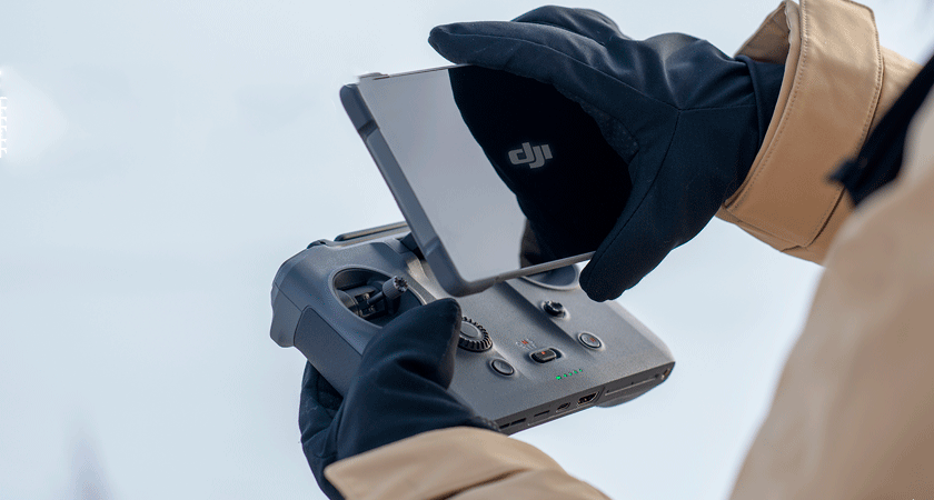 Пульт DJI RC Pro 2 с экраном в зимних перчатках