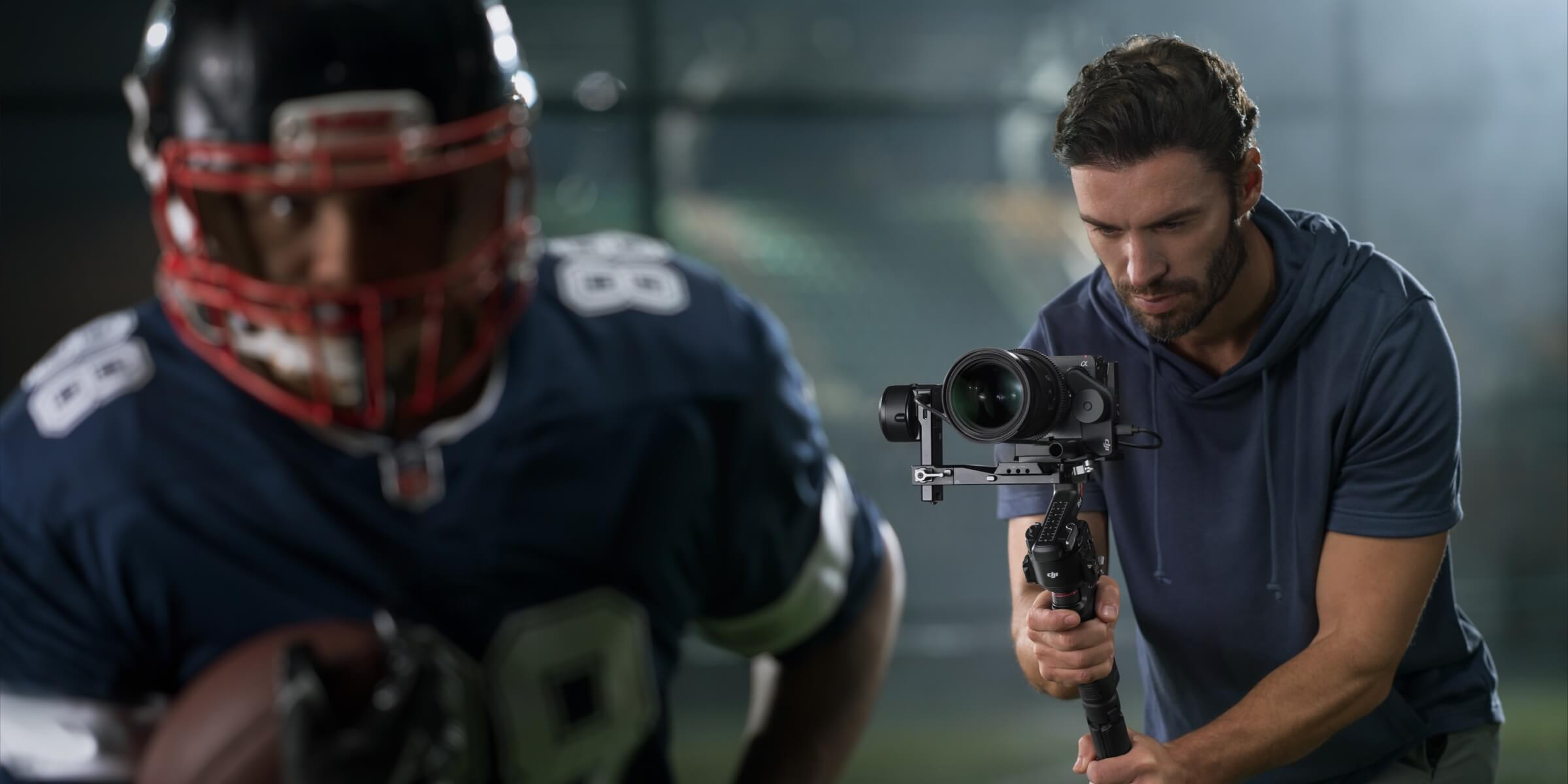 Оператор снимает динамичную спортивную сцену со стабилизатором DJI Ronin