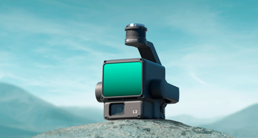 DJI Zenmuse L2 установлен на камне, на фоне горного пейзажа и неба