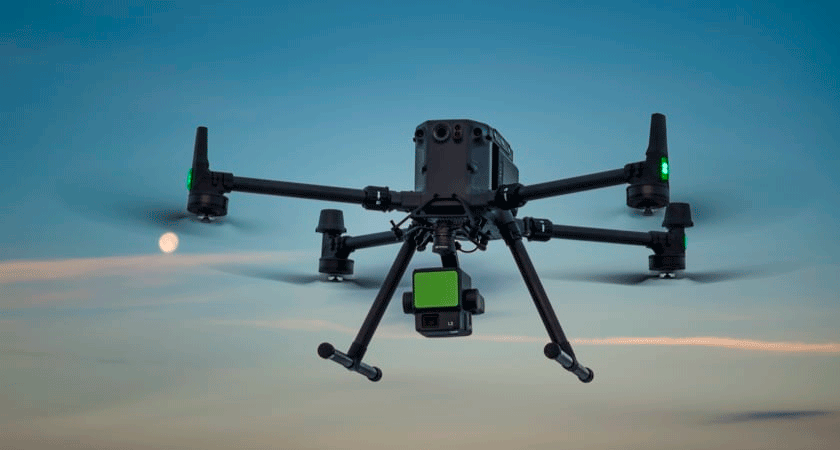 Квадрокоптер DJI Matrice с лидаром DJI Zenmuse L2 в полёте на фоне заката и луны