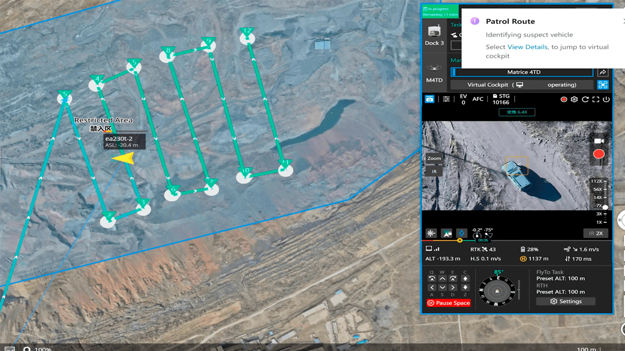 Интерфейс программного обеспечения DJI FlightHub 2, демонстрирующий план патрулирования с маршрутом дрона Matrice 4TD, отмеченным зелеными линиями над запретной зоной. Справа показан виртуальный кокпит с обнаруженным подозрительным транспортным средством и телеметрическими данными.