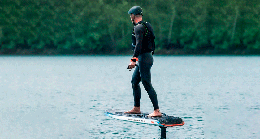 Мужчина катается на электрофойле Waveshark Electric Foil, парение над водой на гидрофойле без волн