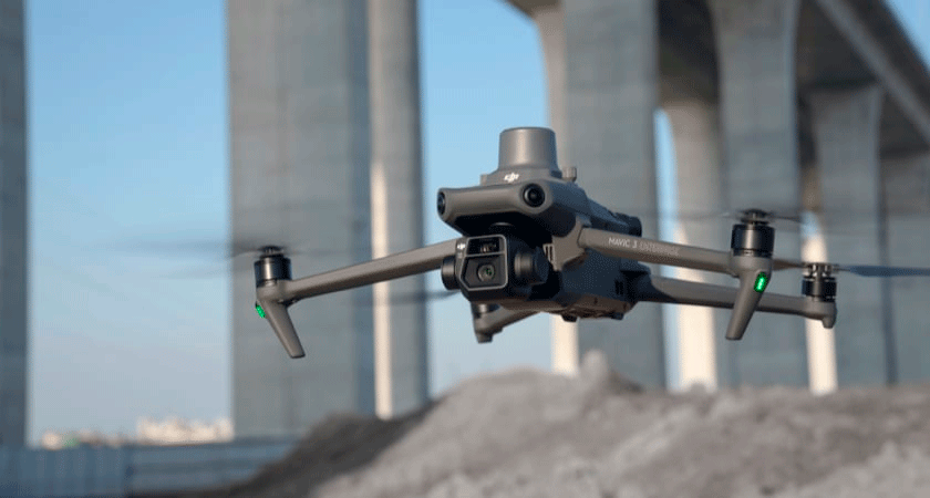 Дрон DJI Mavic 3 Enterprise на строительной площадке во время облёта