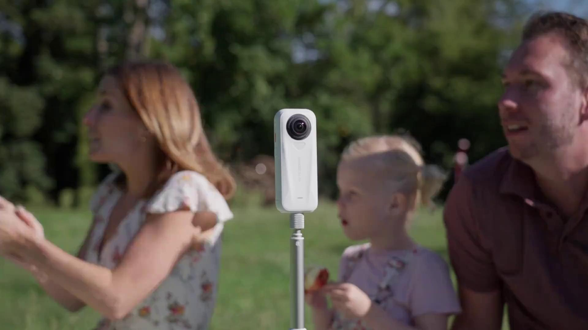 экшн-камера Insta360 X4 Air на селфи-палке, съёмка семейного видео на улице в формате 360°