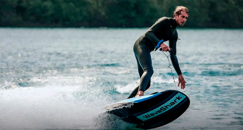 Мужчина выполняет поворот на электро-джетборде Waveshark Jetboard, водный спорт на электрической доске