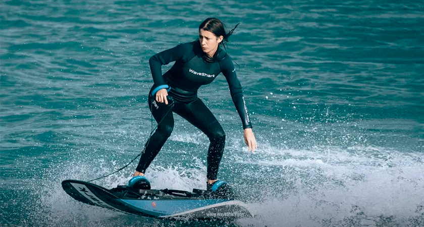 Девушка управляет электро-джетбордом Waveshark Jetboard 2 Explorer на высокой скорости