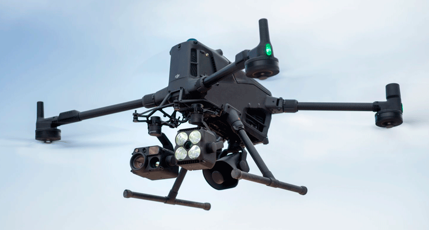 Оснащённый квадрокоптер DJI Matrice 400 с полезной нагрузкой Zenmuse и прожектором - профессиональный дрон для инспекций и съёмки в Казахстане