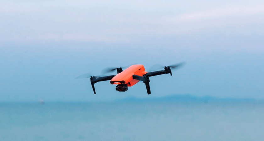 Квадрокоптер Autel Evo Nano+ в полёте над морем