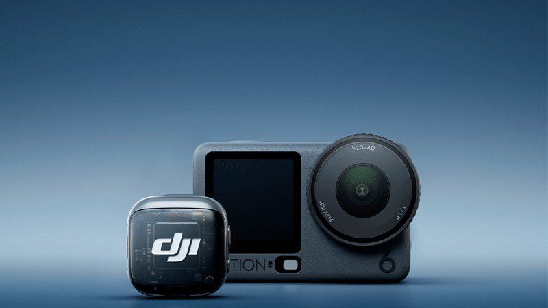 Экшн-камера DJI Osmo Action 6 и модуль из экосистемы DJI стоят рядом, демонстрируя совместимость аксессуаров и расширенные возможности подключения.