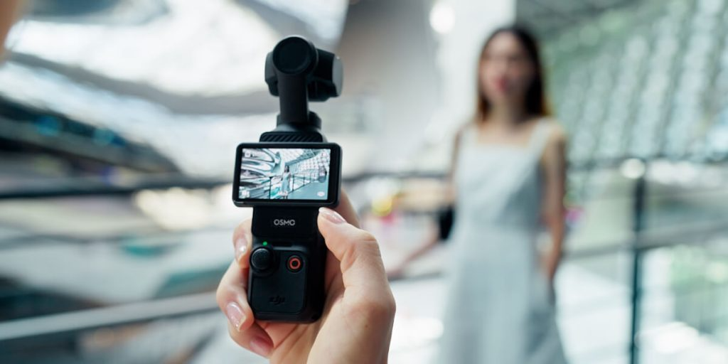 Съёмка на камеру DJI Osmo Pocket 3 с поворотным экраном в помещении