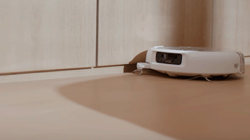 Робот пылесос DJI Romo едет по комнате, демонстрируя свои технологии и датчики