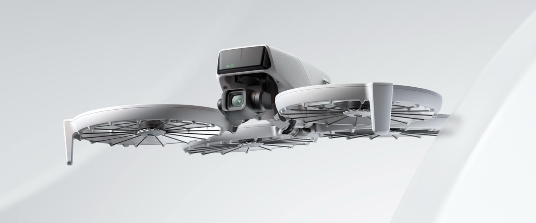 Дрон DJI Flip в полёте на светлом фоне