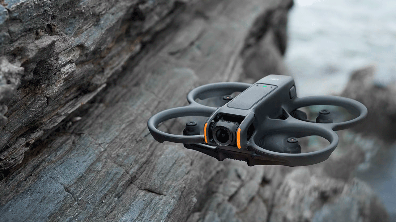 FPV дрон DJI Avata на фоне скал, с камерой на передней части и защитными кольцами на пропеллерах