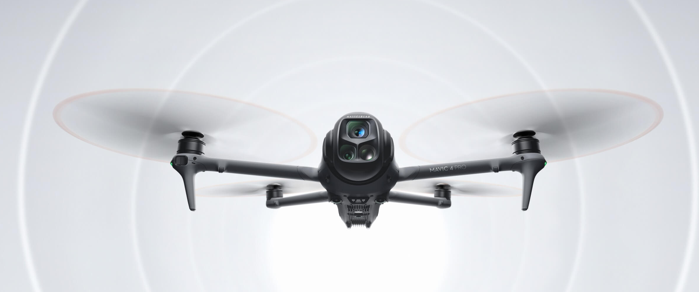 DJI Mavic 4 Pro спереди в полёте с камерой Hasselblad