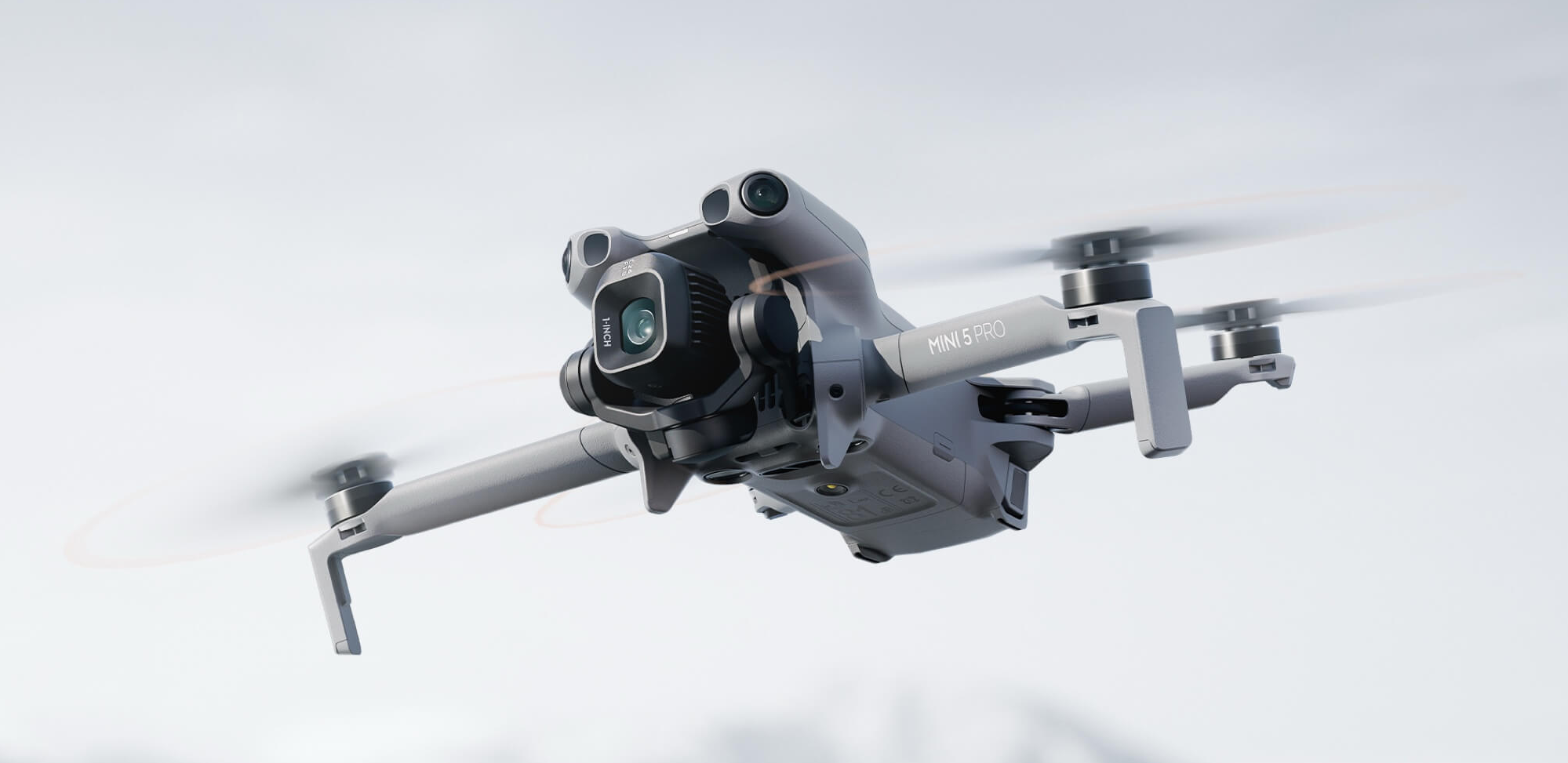 DJI Mini 5 Pro в полёте с наклонённой камерой