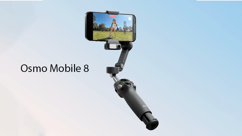 Стабилизатор DJI Osmo Mobile 8 со смартфоном при съёмке видео