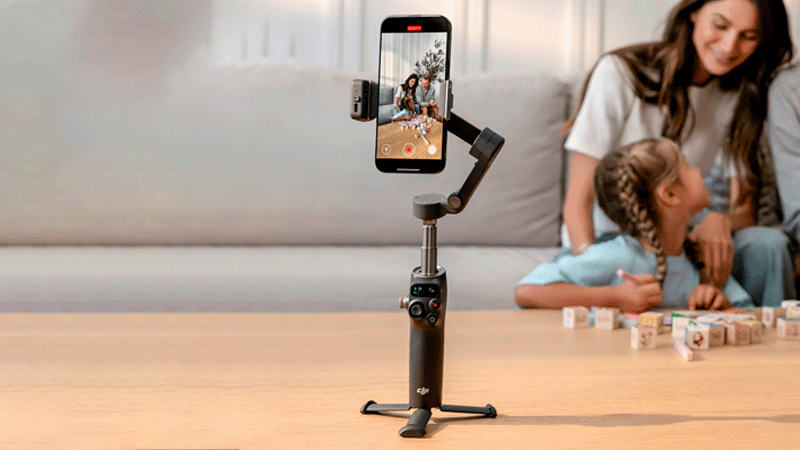 Стабилизатор DJI Osmo Mobile 8 на столе, вертикальная съёмка семейного видео дома