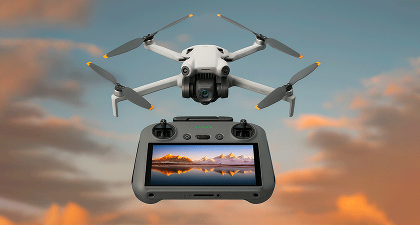 Квадрокоптер DJI Mini 4 Pro в полёте и пульт управления с экраном