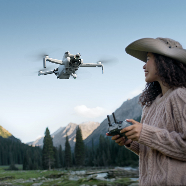 Квадрокоптер DJI Mini 4 Pro Fly More Combo Plus (RC 2)
