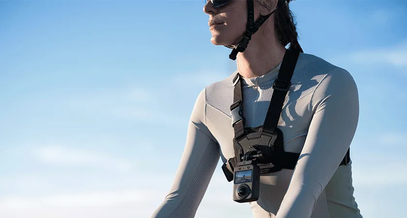 Спортсмен на велосипеде с закреплённой на груди экшн-камерой DJI Osmo 360 - демонстрация крепления и съёмки от первого лица