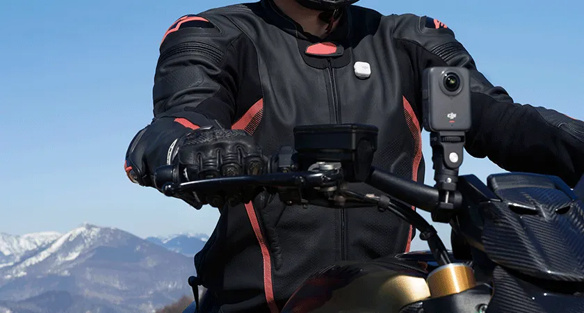 DJI Osmo 360, установленная на мотоцикле с помощью крепления - съёмка в движении в условиях активного спорта на фоне гор